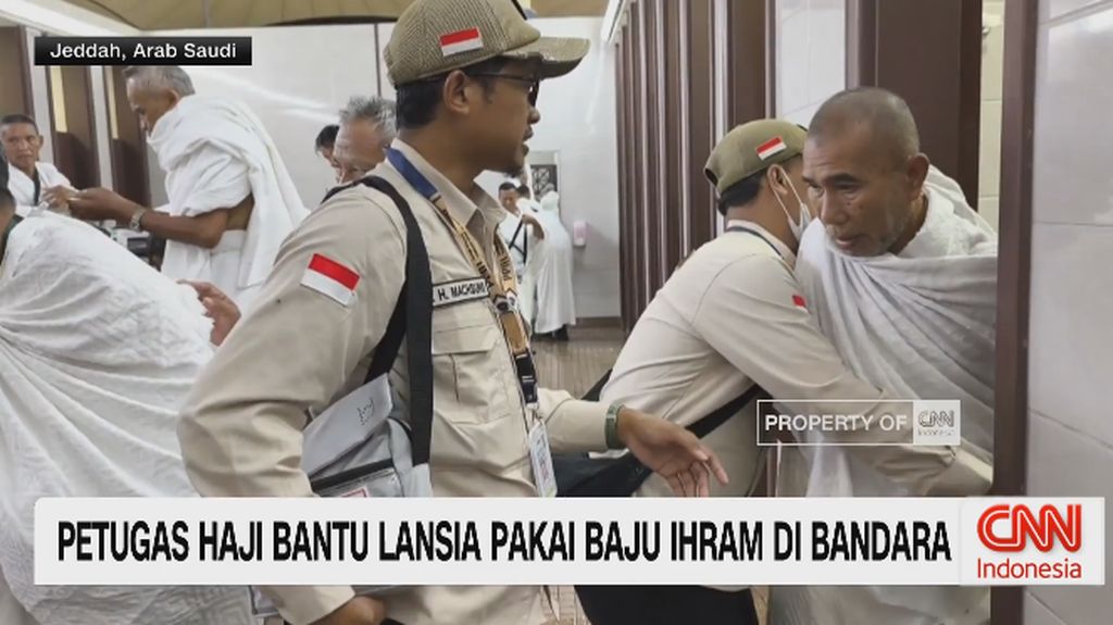 VIDEO: Petugas Haji Bantu Lansia Pakai Baju Ihram di Bandara