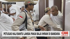VIDEO: Petugas Haji Bantu Lansia Pakai Baju Ihram di Bandara