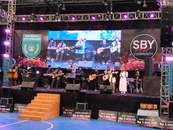 SBY Nyanyi Lagu Kotak Selalu Cinta Saat Hadiri Festival Band di Magelang