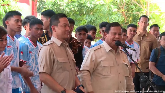 Presiden Prabowo Subianto menghentikan mobilnya untuk menemui prajurit TNI di Posad Miangas. Ia menanyakan kebutuhan sehari-hari mereka saat bertugas.