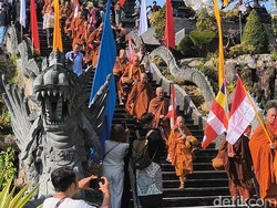 Video: Puluhan Bhikkhu Jalan Kaki Bali-Borobudur Bawa Misi Damai Waisak 2026
