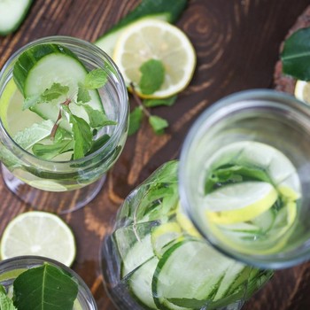 7 Manfaat Rutin Minum Infused Water Lemon dan Timun Setiap Hari