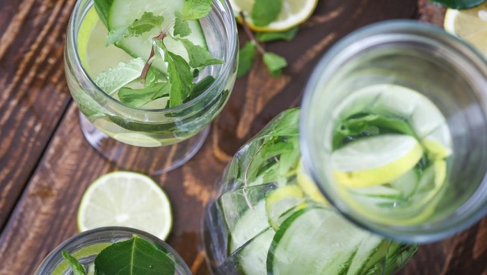 7 Manfaat Rutin Minum Infused Water Lemon dan Timun Setiap Hari