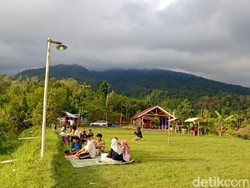 Sensasi Ngopi dengan Pemandangan Pantai dan Gunung Rinjani di Serata Coffee