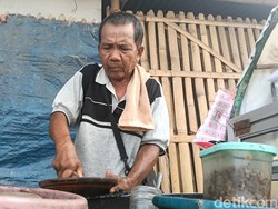 Cerita Darmin Lestarikan Tahu Gejrot Lintas Generasi