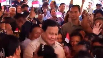 Momen Prabowo Asik Joget Tabola Bale Bareng Warga Miangas