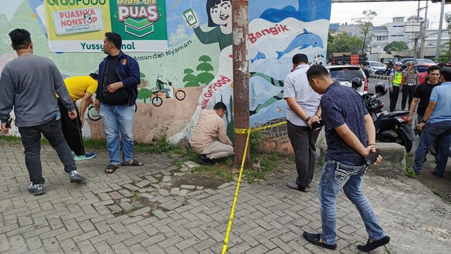 Kapolri memberikan Kenaikan Pangkat Luar Biasa kepada Brigadir Arya Supena yang gugur saat menggagalkan aksi curanmor.