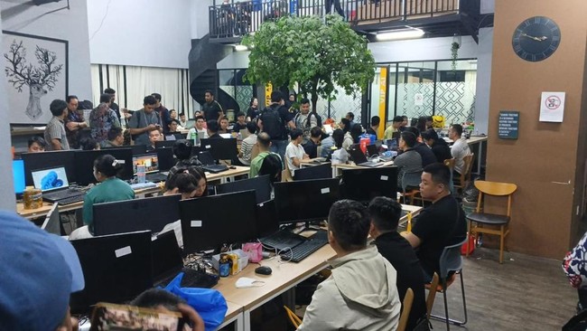 Bareskrim Polri memastikan ratusan warga negara asing (WNA) dalam sindikat judi online (judol) internasional di Hayam Wuruk akan disidang di Indonesia.