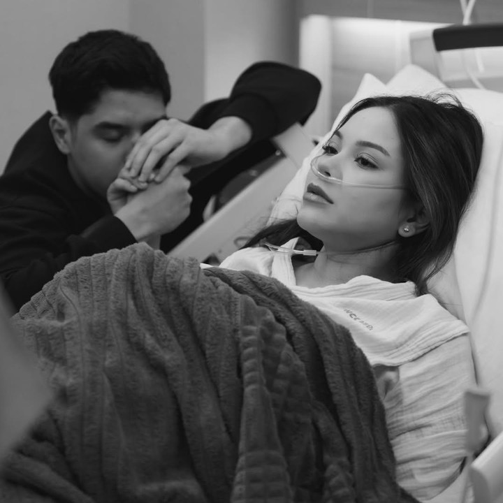 <p>Dalam unggahan tersebut, terlihat pula bagaimana perjuangan Alyssa saat melahirkan Si Kecil melalui proses persalinan pervaginam. Terlihat sang suami Al selalu berada di samping perempuan cantik keturunan Prancis tersebut. Foto: Instagram @alghazali7</p>