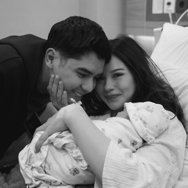 <p>Pancaran wajah bahagia keduanya pun sangat terlihat ketika akhirnya bisa memeluk dan mencium Si Kecil. Al dan Alyssa memang sangat bersemangat dan siap untuk menjadi orang tua sejak setelah menikah. "Soleil, you&rsquo;ve filled our hearts with a love so deep it feels endless. You are our answered prayer, our greatest blessing, our forever sunshine. Mama & Ayah love you more than words could ever explain. Alhamdulillah," tilis keduanya. Foto: Instagram @alghazali7</p>