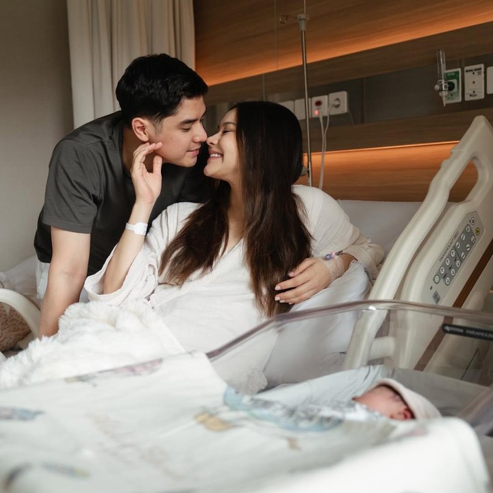 <p>Pada Minggu, 10 Mei 2026, Alyssa dan Al menyambut kelahiran putri mereka yang bernama Soleil Zephora Ghazali. "Welcome to the world, our beautiful girl. Today, the world feels softer, brighter & more meaningful all at once because you&rsquo;re finally in our arms," tulis keduanya.&nbsp;Foto: Instagram @alghazali7 @alyssadaguise</p>