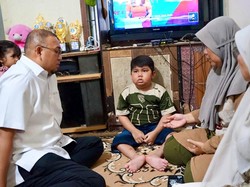 Andre Rosiade Beri Kursi Roda Elektrik ke Siswa Lumpuh di Padang Panjang