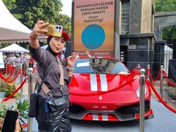 Ferrari-Ducati Lelang Jadi Spot Foto Warga di CFD, Ada yang Niat Tawar