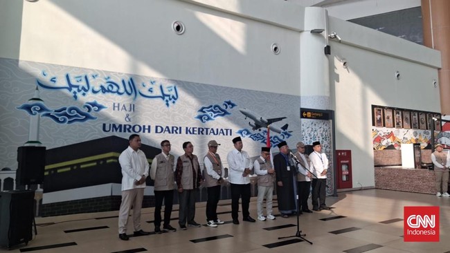 Wakil Ketua DPR RI Cucun Ahmad Syamsurijal melepas keberangkatan 438 jamaah haji Kabupaten Bandung di Bandara Kertajati, Indramayu, Minggu (10/5).