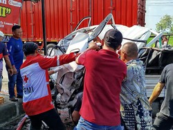 Isuzu Traga Hantam Tembok di Sragen, Tangan Sopir Putus