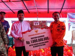 Gubernur Sulsel Beri Bantuan Rp 1 M-500 Paket Sembako untuk Korban Banjir Bone