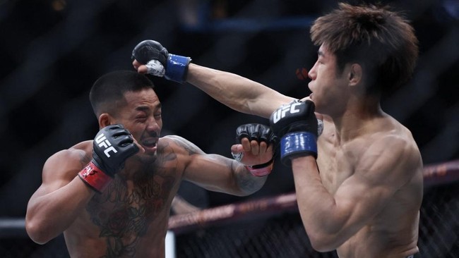 Petarung Myanmar, Joshua Van Bawi Thawng berhasil mempertahhankan sabuk juara kelas terbang UFC usai menang TKO atas Tatsuro Taira di New Jersey.