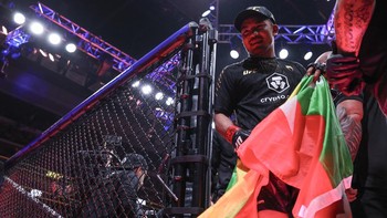 FOTO: Joshua Van Juara Kelas Terbang UFC, Bendera Myanmar Berkibar
