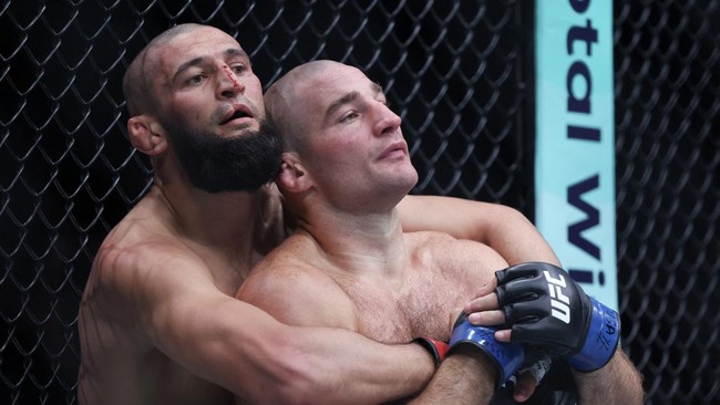 Sean Strickland berhasil mengalahkan Khamzat Chimaev dan merebut sabuk kelas menengah UFC lewat split decision.