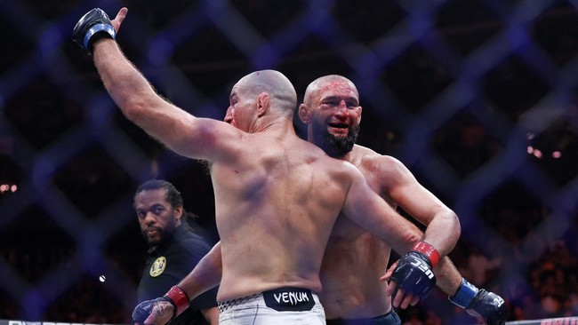 Khamzat Chimaev punya status tak terkalahkan dan label itu musnah di UFC 328 ketika ia kalah dari Sean Strickland di New Jersey, Minggu (10/5) pagi WIB.