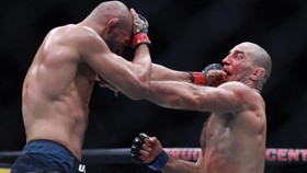 FOTO: Strickland Taklukkan Khamzat Chimaev di UFC 328