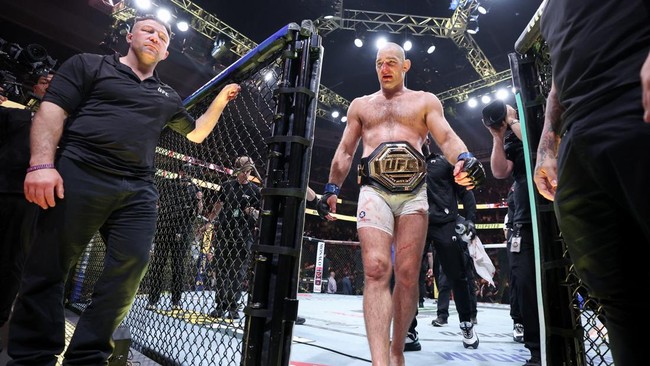 Sebelum keputusan juri terkait duel UFC 328 diumumkan, Sean Strickland sempat berbisik pada Khamzat Chimaev.