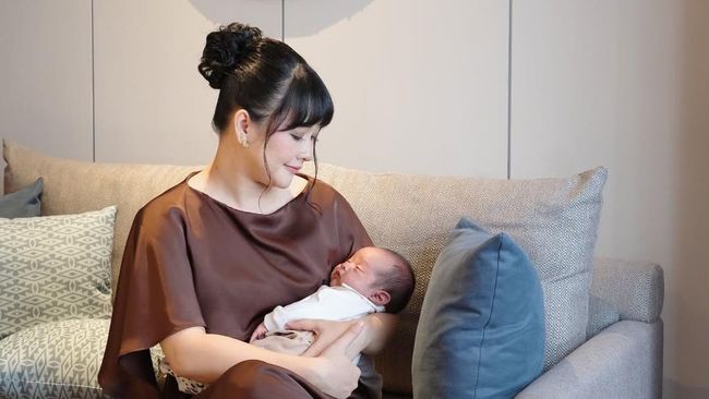 Potret Perjalanan Menyusui Anak Kedua Kinal Eks Jkt48, Jadi Sering Bergadang Bak Zombie
