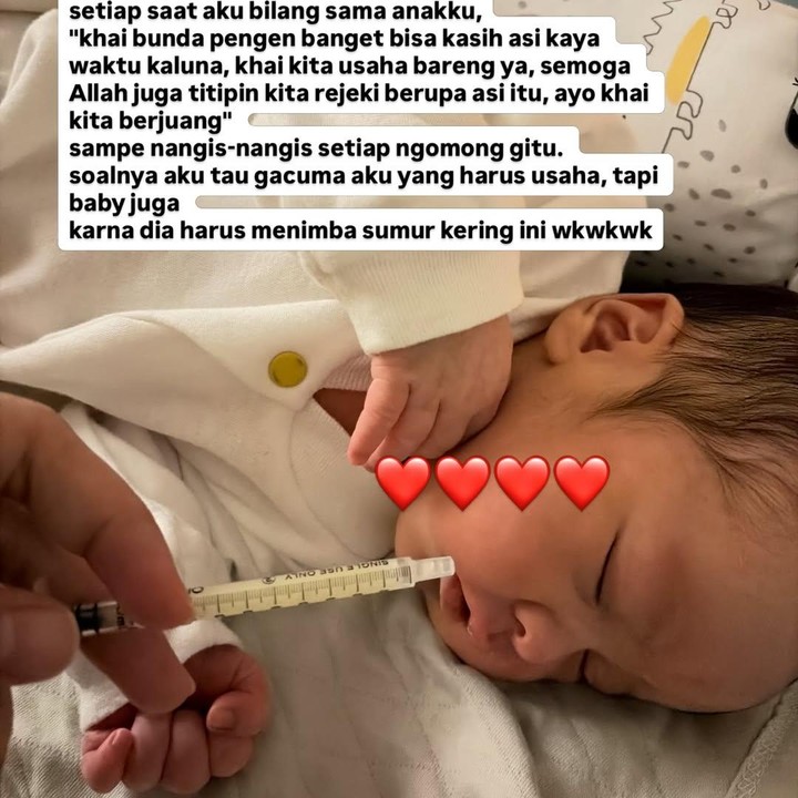 <p>Kinal menyadari ASI-nya kurang saat menyusui anak pertamanya dulu, ternyata kondisi itu juga terjadi pada anak keduanya kini. Ia pun mengupayakan banyak hal agar ASI-nya meningkat mulai dari teknik marmet, menggunakan spuit, hinga menjalani pijat laktasi. Foto: Instagram @kinalputridevi</p>