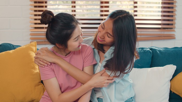 Cara mengenali orang baik hati dan bermoral tinggi adalah mereka memiliki empati tinggi. Karena itu, mereka tidak suka suka melihat orang lain jatuh dan terpuruk.