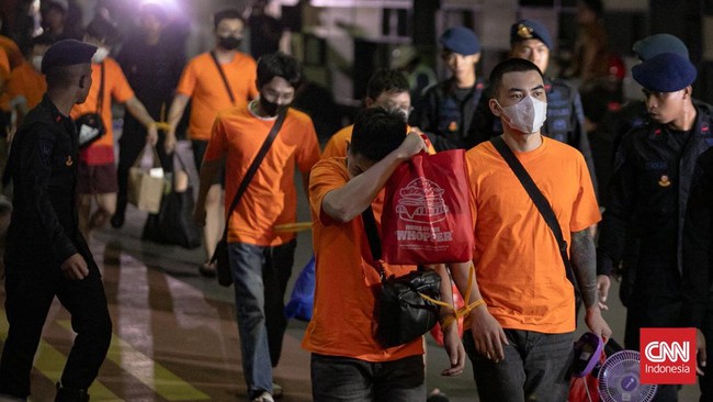 Bareskrim Polri memeriksa 40 WNA tersangka judi online di Jakarta. Total 321 tersangka akan diperiksa bertahap. Pengacara mendampingi selama proses.