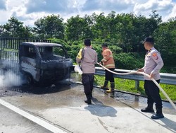 Pikap Bawa Freezer Terbakar di Tol Sinaksak, Api Diduga Berasal dari Styrofoam