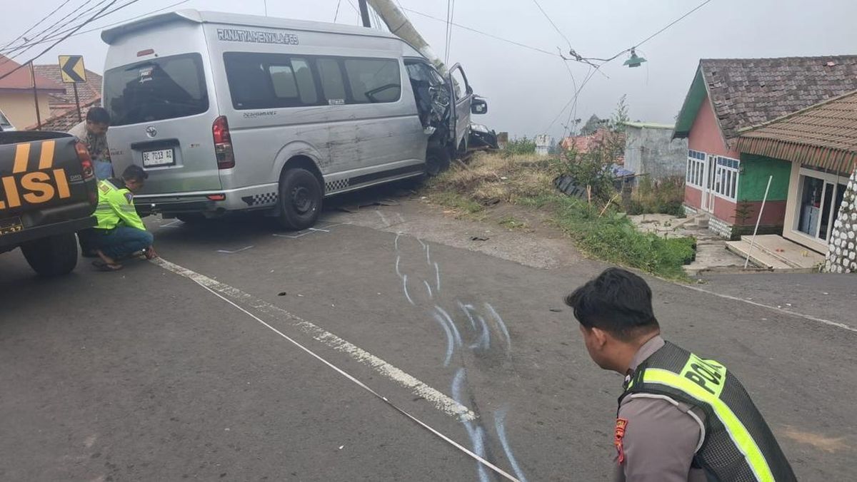 Rombongan Turis Singapura Kecelakaan Beruntun di Bromo, 9 Orang Luka