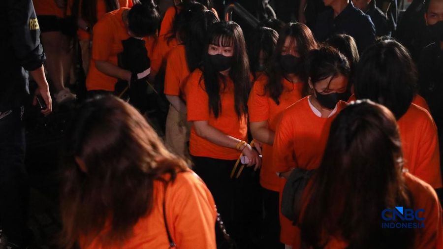 ‎Sejumlah tersangka gambling online (judol) dikawal ketat oleh abdi negara Kepolisian keluar dari Hayam Wuruk Tower, Jakarta, Minggu (10/05/2026). Tim campuran Bareskrim Polri dan Polda Metro Jaya mengamankan 321 orang nan terdiri 321 WNA nan diamankan, terdiri dari 57 WN Tiongkok alias China, 228 WN Vietnam, 11 WN Laos, 13 WN Myanmar, 3 WN Malaysia, 5 WN Thailand, 3 WN Kamboja. Para pelaku ditangkap tangan saat melakukan gambling online. Mereka dipindahkan secara memperkuat untuk menjalani pemeriksaan lebih lanjut di Kantor Imigrasi Jakarta.