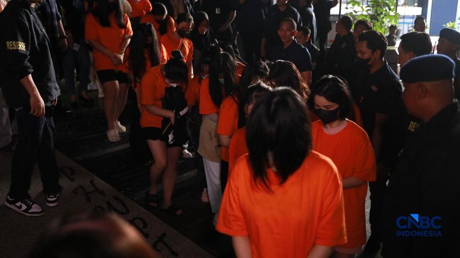 ‎Sejumlah tersangka gambling online (judol) dikawal ketat oleh abdi negara Kepolisian keluar dari Hayam Wuruk Tower, Jakarta, Minggu (10/05/2026). Tim campuran Bareskrim Polri dan Polda Metro Jaya mengamankan 321 orang nan terdiri 321 WNA nan diamankan, terdiri dari 57 WN Tiongkok alias China, 228 WN Vietnam, 11 WN Laos, 13 WN Myanmar, 3 WN Malaysia, 5 WN Thailand, 3 WN Kamboja. Para pelaku ditangkap tangan saat melakukan gambling online. Mereka dipindahkan secara memperkuat untuk menjalani pemeriksaan lebih lanjut di Kantor Imigrasi Jakarta.