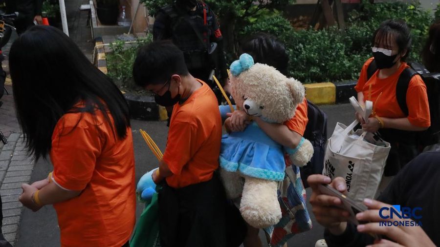 ‎Sejumlah tersangka gambling online (judol) dikawal ketat oleh abdi negara Kepolisian keluar dari Hayam Wuruk Tower, Jakarta, Minggu (10/05/2026). Tim campuran Bareskrim Polri dan Polda Metro Jaya mengamankan 321 orang nan terdiri 321 WNA nan diamankan, terdiri dari 57 WN Tiongkok alias China, 228 WN Vietnam, 11 WN Laos, 13 WN Myanmar, 3 WN Malaysia, 5 WN Thailand, 3 WN Kamboja. Para pelaku ditangkap tangan saat melakukan gambling online. Mereka dipindahkan secara memperkuat untuk menjalani pemeriksaan lebih lanjut di Kantor Imigrasi Jakarta.