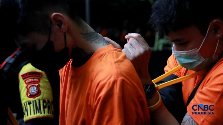 ‎Sejumlah tersangka gambling online (judol) dikawal ketat oleh abdi negara Kepolisian keluar dari Hayam Wuruk Tower, Jakarta, Minggu (10/05/2026). Tim campuran Bareskrim Polri dan Polda Metro Jaya mengamankan 321 orang nan terdiri 321 WNA nan diamankan, terdiri dari 57 WN Tiongkok alias China, 228 WN Vietnam, 11 WN Laos, 13 WN Myanmar, 3 WN Malaysia, 5 WN Thailand, 3 WN Kamboja. Para pelaku ditangkap tangan saat melakukan gambling online. Mereka dipindahkan secara memperkuat untuk menjalani pemeriksaan lebih lanjut di Kantor Imigrasi Jakarta. (CNBC Indonesia/Muhammad Sabki)