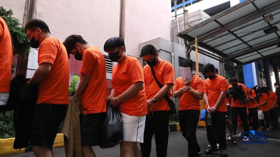 ‎Sejumlah tersangka gambling online (judol) dikawal ketat oleh abdi negara Kepolisian keluar dari Hayam Wuruk Tower, Jakarta, Minggu (10/05/2026). Tim campuran Bareskrim Polri dan Polda Metro Jaya mengamankan 321 orang nan terdiri 321 WNA nan diamankan, terdiri dari 57 WN Tiongkok alias China, 228 WN Vietnam, 11 WN Laos, 13 WN Myanmar, 3 WN Malaysia, 5 WN Thailand, 3 WN Kamboja. Para pelaku ditangkap tangan saat melakukan gambling online. Mereka dipindahkan secara memperkuat untuk menjalani pemeriksaan lebih lanjut di Kantor Imigrasi Jakarta. (CNBC Indonesia/Muhammad Sabki)