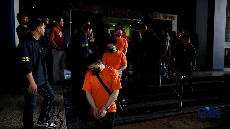 ‎Sejumlah tersangka gambling online (judol) dikawal ketat oleh abdi negara Kepolisian keluar dari Hayam Wuruk Tower, Jakarta, Minggu (10/05/2026). Tim campuran Bareskrim Polri dan Polda Metro Jaya mengamankan 321 orang nan terdiri 321 WNA nan diamankan, terdiri dari 57 WN Tiongkok alias China, 228 WN Vietnam, 11 WN Laos, 13 WN Myanmar, 3 WN Malaysia, 5 WN Thailand, 3 WN Kamboja. Para pelaku ditangkap tangan saat melakukan gambling online. Mereka dipindahkan secara memperkuat untuk menjalani pemeriksaan lebih lanjut di Kantor Imigrasi Jakarta. (CNBC Indonesia/Muhammad Sabki)