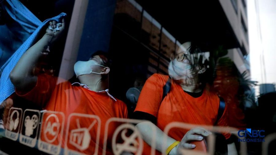 ‎Sejumlah tersangka gambling online (judol) dikawal ketat oleh abdi negara Kepolisian keluar dari Hayam Wuruk Tower, Jakarta, Minggu (10/05/2026). Tim campuran Bareskrim Polri dan Polda Metro Jaya mengamankan 321 orang nan terdiri 321 WNA nan diamankan, terdiri dari 57 WN Tiongkok alias China, 228 WN Vietnam, 11 WN Laos, 13 WN Myanmar, 3 WN Malaysia, 5 WN Thailand, 3 WN Kamboja. Para pelaku ditangkap tangan saat melakukan gambling online. Mereka dipindahkan secara memperkuat untuk menjalani pemeriksaan lebih lanjut di Kantor Imigrasi Jakarta. (CNBC Indonesia/Muhammad Sabki)