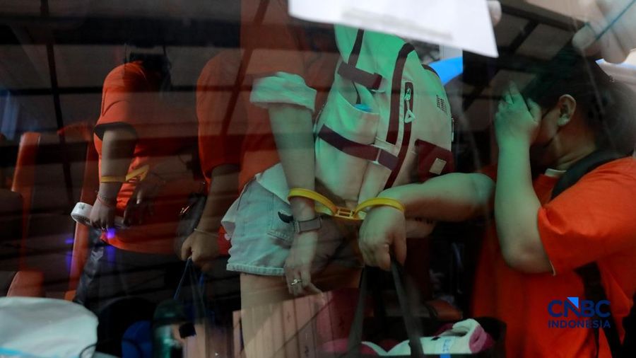 ‎Sejumlah tersangka gambling online (judol) dikawal ketat oleh abdi negara Kepolisian keluar dari Hayam Wuruk Tower, Jakarta, Minggu (10/05/2026). Tim campuran Bareskrim Polri dan Polda Metro Jaya mengamankan 321 orang nan terdiri 321 WNA nan diamankan, terdiri dari 57 WN Tiongkok alias China, 228 WN Vietnam, 11 WN Laos, 13 WN Myanmar, 3 WN Malaysia, 5 WN Thailand, 3 WN Kamboja. Para pelaku ditangkap tangan saat melakukan gambling online. Mereka dipindahkan secara memperkuat untuk menjalani pemeriksaan lebih lanjut di Kantor Imigrasi Jakarta. (CNBC Indonesia/Muhammad Sabki)