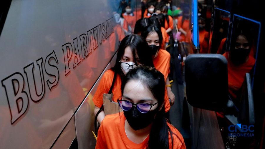 ‎Sejumlah tersangka gambling online (judol) dikawal ketat oleh abdi negara Kepolisian keluar dari Hayam Wuruk Tower, Jakarta, Minggu (10/05/2026). Tim campuran Bareskrim Polri dan Polda Metro Jaya mengamankan 321 orang nan terdiri 321 WNA nan diamankan, terdiri dari 57 WN Tiongkok alias China, 228 WN Vietnam, 11 WN Laos, 13 WN Myanmar, 3 WN Malaysia, 5 WN Thailand, 3 WN Kamboja. Para pelaku ditangkap tangan saat melakukan gambling online. Mereka dipindahkan secara memperkuat untuk menjalani pemeriksaan lebih lanjut di Kantor Imigrasi Jakarta. (CNBC Indonesia/Muhammad Sabki)