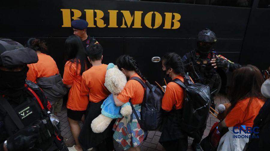 ‎Sejumlah tersangka gambling online (judol) dikawal ketat oleh abdi negara Kepolisian keluar dari Hayam Wuruk Tower, Jakarta, Minggu (10/05/2026). Tim campuran Bareskrim Polri dan Polda Metro Jaya mengamankan 321 orang nan terdiri 321 WNA nan diamankan, terdiri dari 57 WN Tiongkok alias China, 228 WN Vietnam, 11 WN Laos, 13 WN Myanmar, 3 WN Malaysia, 5 WN Thailand, 3 WN Kamboja. Para pelaku ditangkap tangan saat melakukan gambling online. Mereka dipindahkan secara memperkuat untuk menjalani pemeriksaan lebih lanjut di Kantor Imigrasi Jakarta. (CNBC Indonesia/Muhammad Sabki)