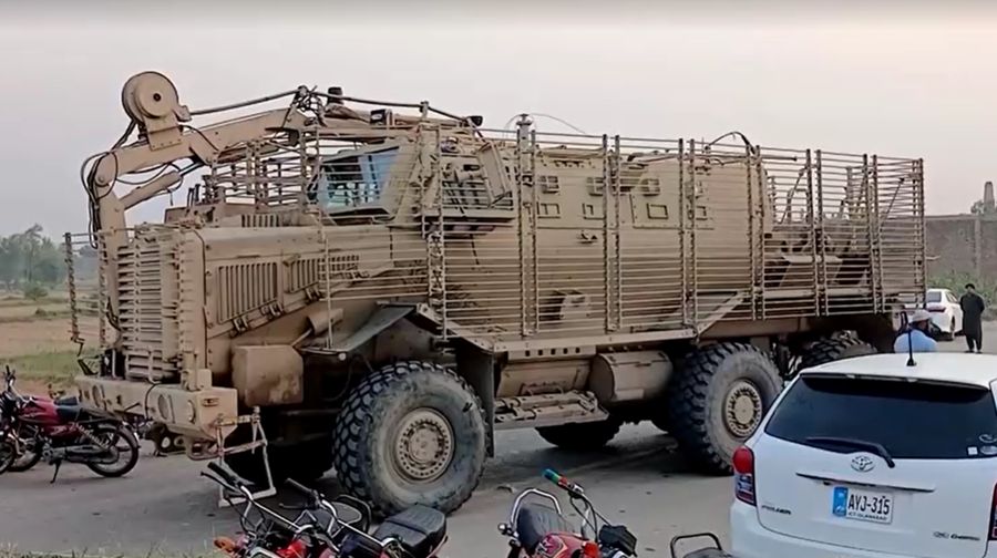 Serangan peledak mobil di Bannu, provinsi Khyber Pakhtunkhwa, Pakistan, 10 Mei 2026. (Reuters)