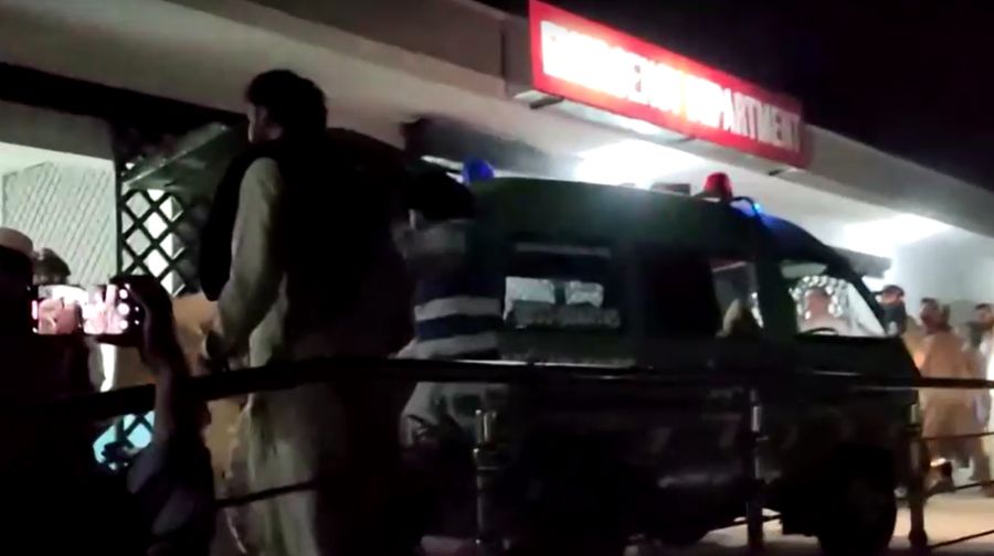 Serangan peledak mobil di Bannu, provinsi Khyber Pakhtunkhwa, Pakistan, 10 Mei 2026. (Reuters)