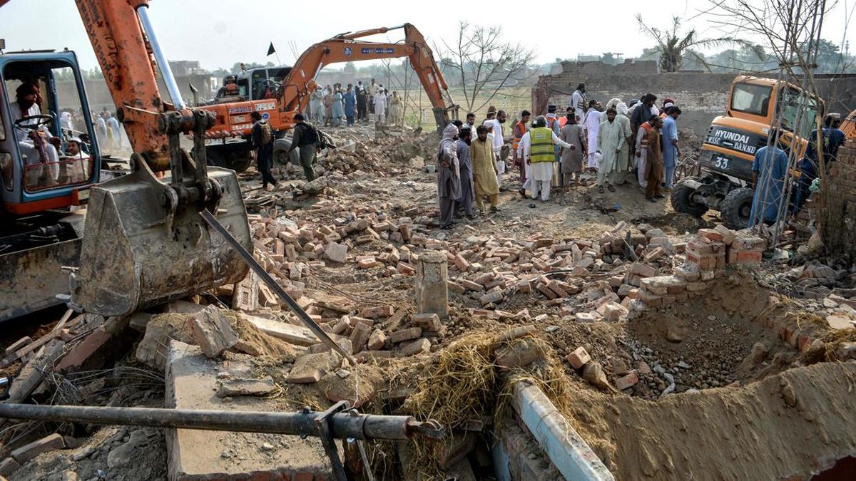 FOTO: Serangan Bom Mobil Menewaskan 15 Orang di Pakistan