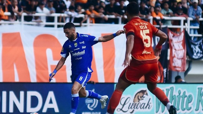 Persib Bandung menang 2-1 atas Persija Jakarta dalam pertandingan pekan ke-32 Super League di Stadion Segiri, Samarinda, Minggu (10/5).
