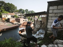Longsor Rusak Rumah Warga di Manyaran Semarang