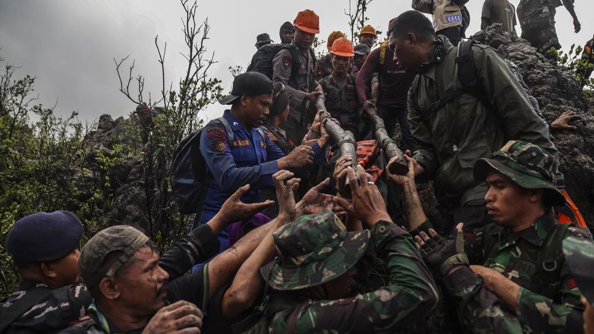 2 Jasad WN Singapura Ditemukan Berpelukan Terhimpit Batu Erupsi Dukono