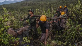 FOTO: ASN Kerja Naik Kuda hingga Evakuasi Korban Erupsi Dukono