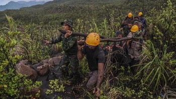 FOTO: ASN Kerja Naik Kuda hingga Evakuasi Korban Erupsi Dukono